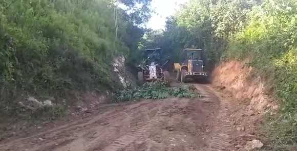 Camacã: Prefeito Paulo do Gás acompanha a recuperação da estrada do Km 2